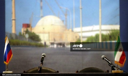 Cờ Nga (phải) và cờ Iran (trái) trên bàn trong một cuộc họp báo. Ảnh: AFP