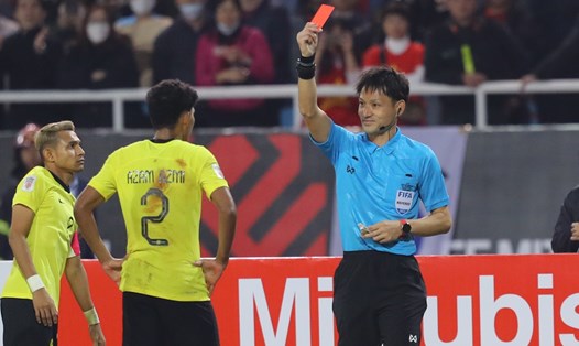 Trọng tài chính Sato Ryuji rút ra 2 thẻ đỏ trong trận thắng 3-0 của tuyển Việt Nam trước Malaysia. Ảnh: Minh Dân