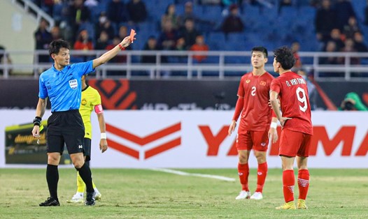 Văn Toàn nhận thẻ đỏ ở phút 32 trận tuyển Việt Nam đấu Malaysia. Ảnh: Minh Dân