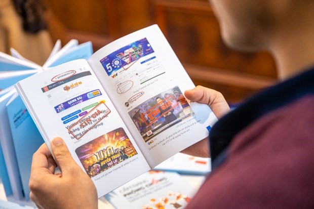 "Cẩm nang phòng chống tin giả, tin sai sự thật trên không gian mạng" có bản giấy và bản điện tử. Ảnh: TTXVN