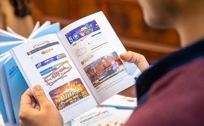"Cẩm nang phòng chống tin giả, tin sai sự thật trên không gian mạng" có bản giấy và bản điện tử. Ảnh: TTXVN