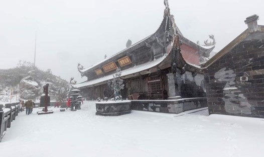 Sáng 28.12, đỉnh Fansipan đón đợt mưa tuyết đầu tiên trong năm. Ảnh: Văn Đức.