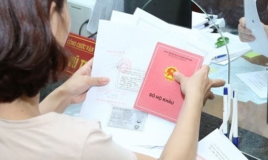 Từ 1.1.2023, sổ hộ khẩu giấy sẽ chính thức được bãi bỏ trong các giao dịch của người dân. Ảnh: Hải Nguyễn