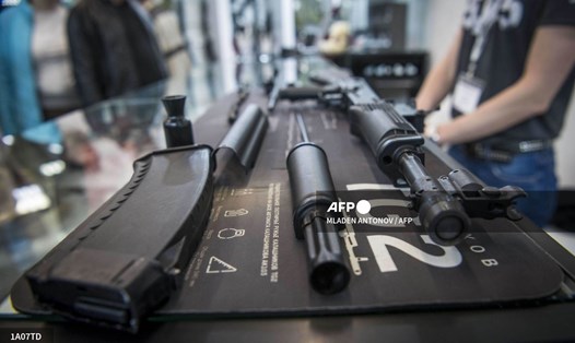 Bản mô phỏng một khẩu súng tại cửa hàng của tập đoàn Kalashnikov. Ảnh: AFP