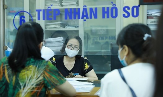 Người lao động giải quyết các thủ tục liên quan đến bảo hiểm xã hội. Ảnh minh hoạ: Hải Nguyễn.