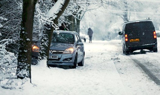 Tuyết rơi dày cản trở giao thông ở Anh. Ảnh: AFP