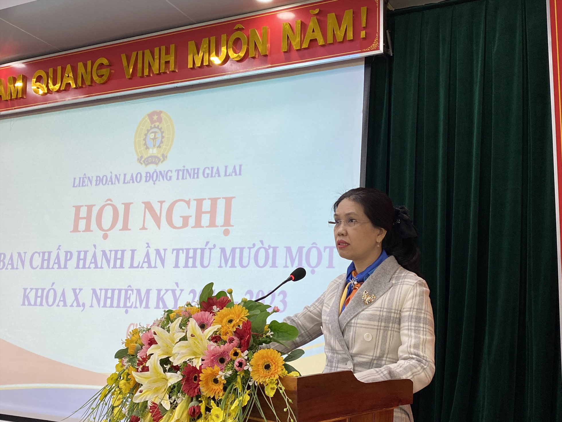 Bà Trần Lệ Nhung - Chủ tịch LĐLĐ tỉnh Gia Lai phát biểu tại hội nghị. Ảnh Thanh Tuấn