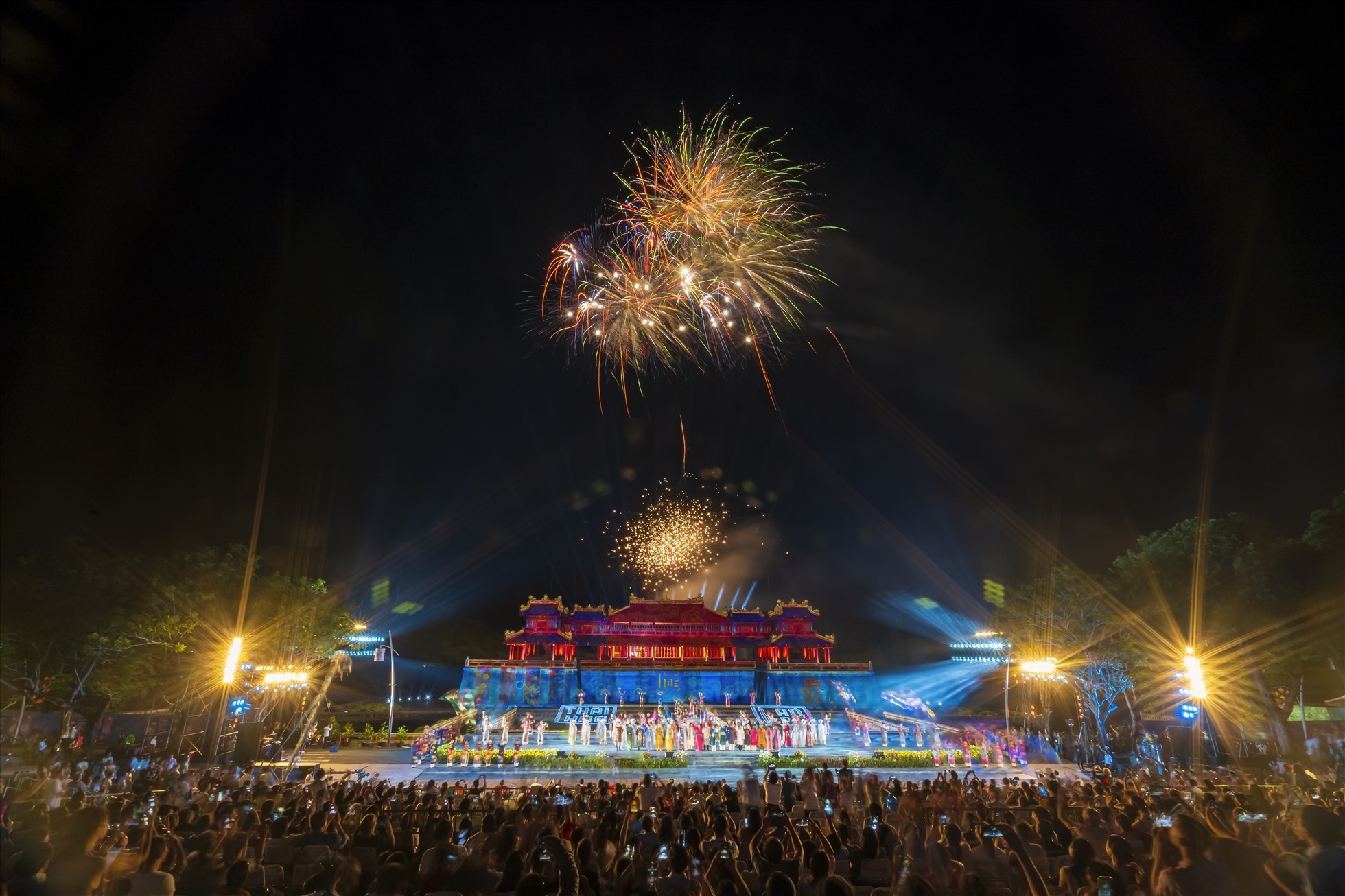 Bắn pháo hoa ở Kinh thành Huế trong đêm khai mạc Festival Huế 2022. Ảnh: Đình Hoàng.