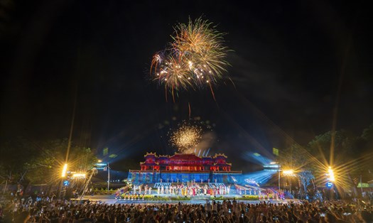 Bắn pháo hoa ở Kinh thành Huế trong đêm khai mạc Festival Huế 2022. Ảnh: Đình Hoàng.