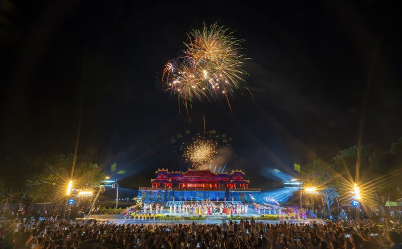 Bắn pháo hoa ở Kinh thành Huế trong đêm khai mạc Festival Huế 2022. Ảnh: Đình Hoàng.
