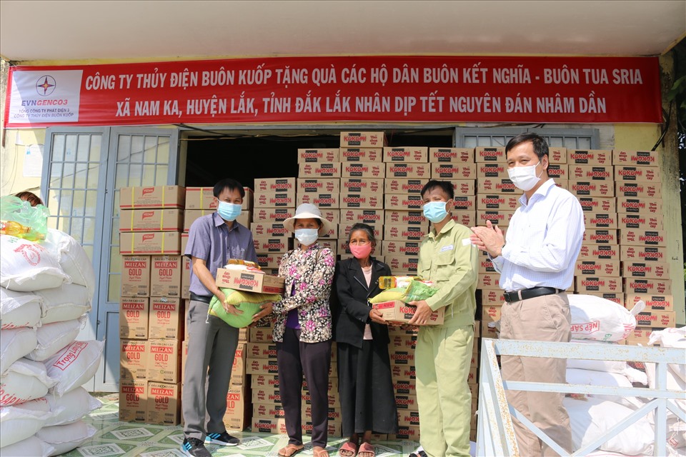 Đại diện Công ty Thủy điện Buôn Kuốp tặng quà cứu trợ cho người dân có hoàn cảnh khó khăn trong Tết Nguyên đán Nhâm dần 2023. Ảnh: Bảo Trung