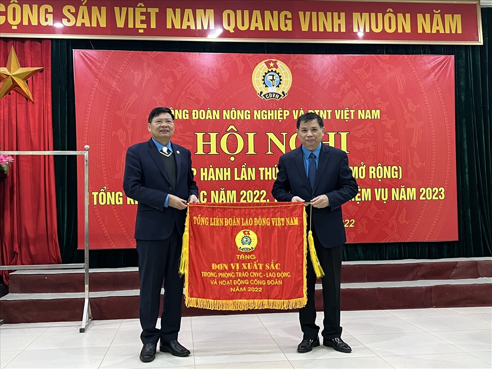 Phó Chủ tịch Tổng Liên đoàn Lao động Việt Nam Phan Văn Anh (trái) trao  Cờ thi đua đơn vị xuất sắc trong phong trào công nhân viên chức lao động và hoạt động Công đoàn năm 2022 cho Công đoàn Nông nghiệp và Phát triển Nông thôn Việt Nam. Ảnh: Linh Nguyên