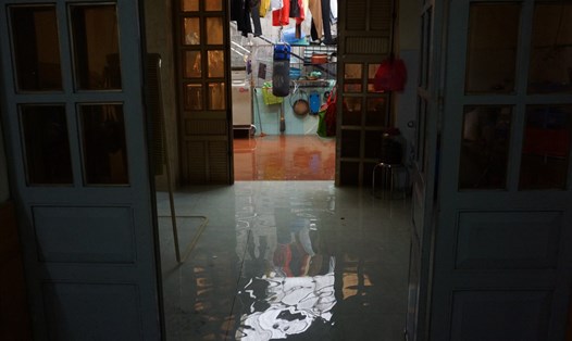 Ngập lụt vào nhà dân tại tổ 11, khu 1, phường Cao Xanh, TP Hạ Long do nước biển dâng. Ảnh: Đoàn Hưng