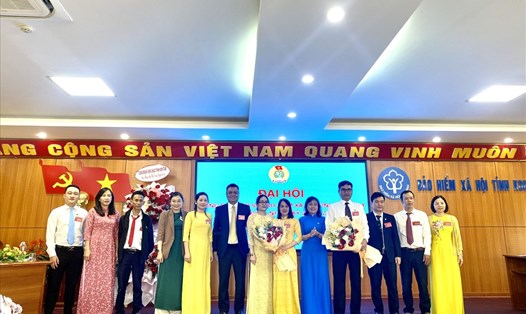 Công đoàn Viên chức tỉnh Kon Tum tặng hoa chúc mừng đại hội thành công tốt đẹp. Ảnh: Thái Bình