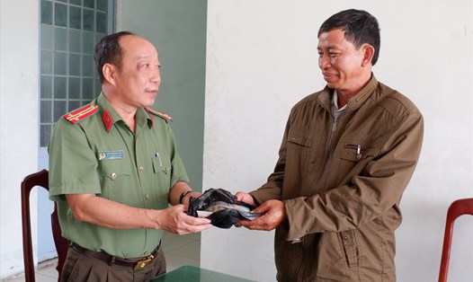 Công an huyện U Minh Thượng (Kiên Giang) tiếp nhận số tiền do ông Lê Văn Tổng nhặt được để trả lại người đánh rơi. Ảnh: Công an cung cấp