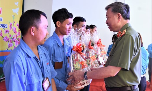Đại tướng Tô Lâm - Ủy viên Bộ Chính trị, Bộ trưởng Bộ Công an - tặng quà Tết cho các công nhân lao động có hoàn cảnh khó khăn của tỉnh Tây Ninh. Ảnh: Nam Dương