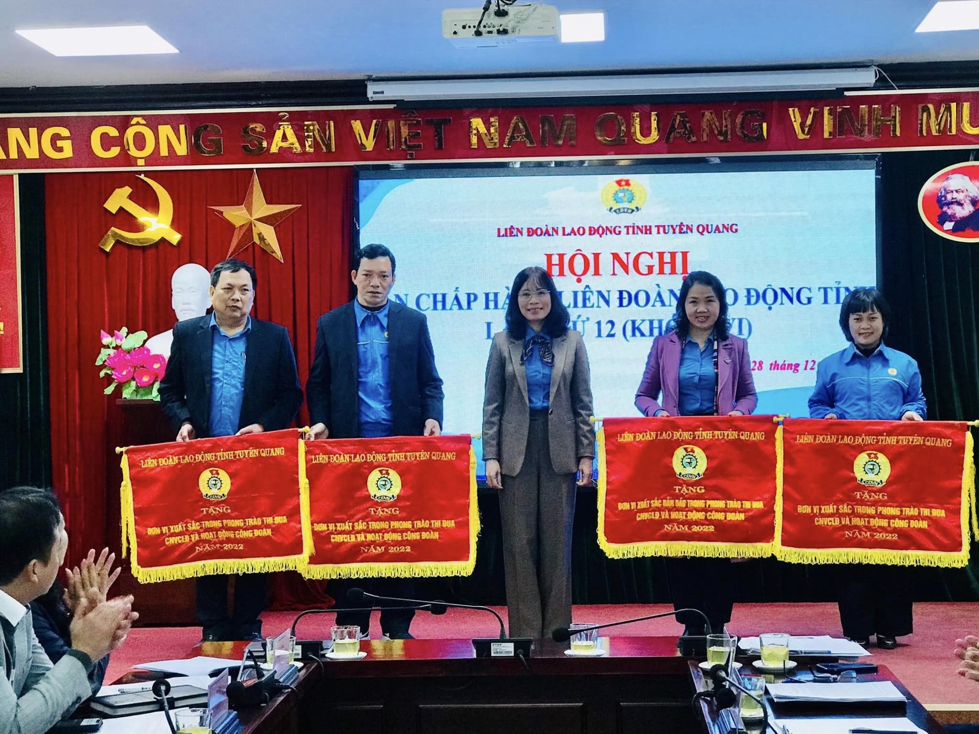 LĐLĐ tỉnh Tuyên Quang trao cờ thi đua cho các đơn vị xuất sắc. Ảnh: Công đoàn Tuyên Quang