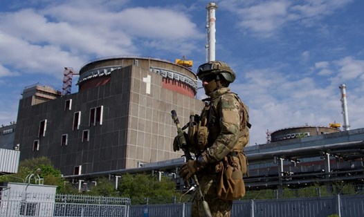 Binh sĩ Nga đứng gác bên ngoài nhà máy điện hạt nhân Zaporizhzhia, ngày 1.5.2022. Ảnh: AFP