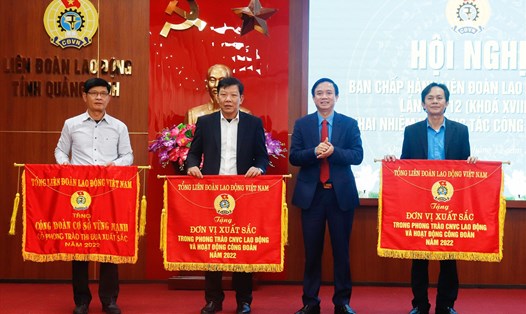 Trao cờ thi đua của Tổng LĐLĐ Việt Nam các tập thể có thành tích xuất sắc. Ảnh: Đức Tuấn