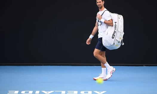 Novak Djokovic đã có mặt tại Australia, gần 1 năm sau khi bị trục xuất vì không tiêm vaccine phòng COVID-19. Ảnh: The Age