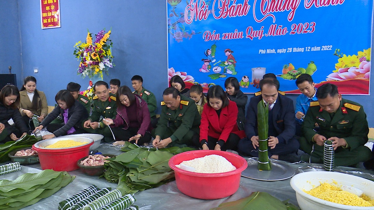 Các đoàn viên công đoàn cùng gói bánh chưng, người cắt lá, người đong gạo bỏ đỗ, thịt, người khéo tay gấp lá buộc lạt. Ảnh: Quang Thái,