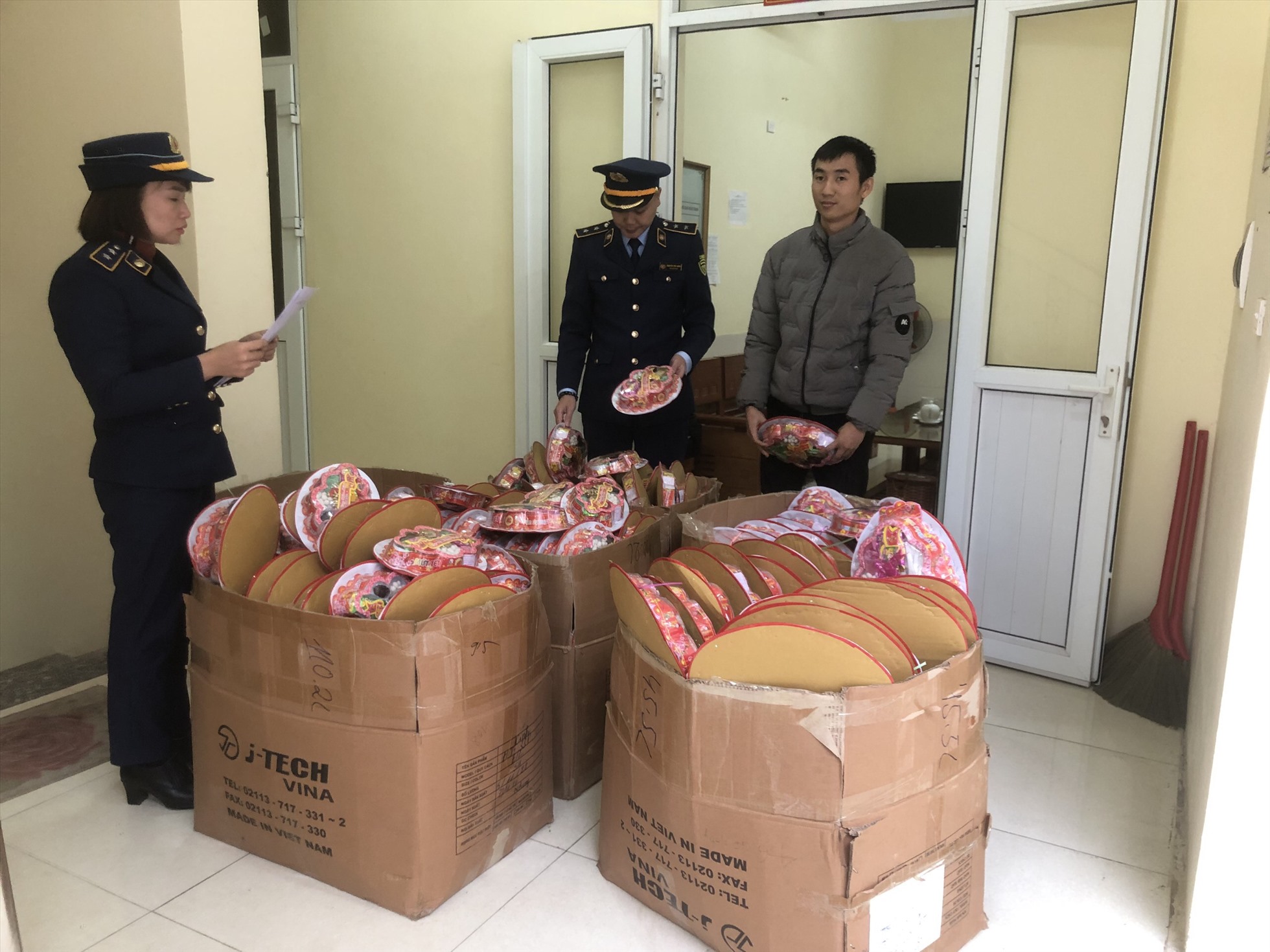 Hàng trăm gói mứt Tết không rõ nguồn gốc, ghi gian lận thời hạn sản xuất đưa đi tiêu thụ trên địa bàn thị trấn Vị Xuyên, tỉnh Hà Giang đã bị phát hiện, thu giữ. Ảnh: Tổng cục quản lý thị trường.