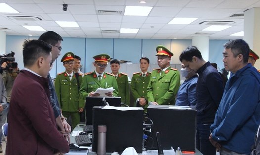 Cơ quan Công an công bố quyết định khám xét tại Phòng Kiểm định xe cơ giới, Cục Đăng kiểm Việt Nam. Ảnh: Quỳnh An