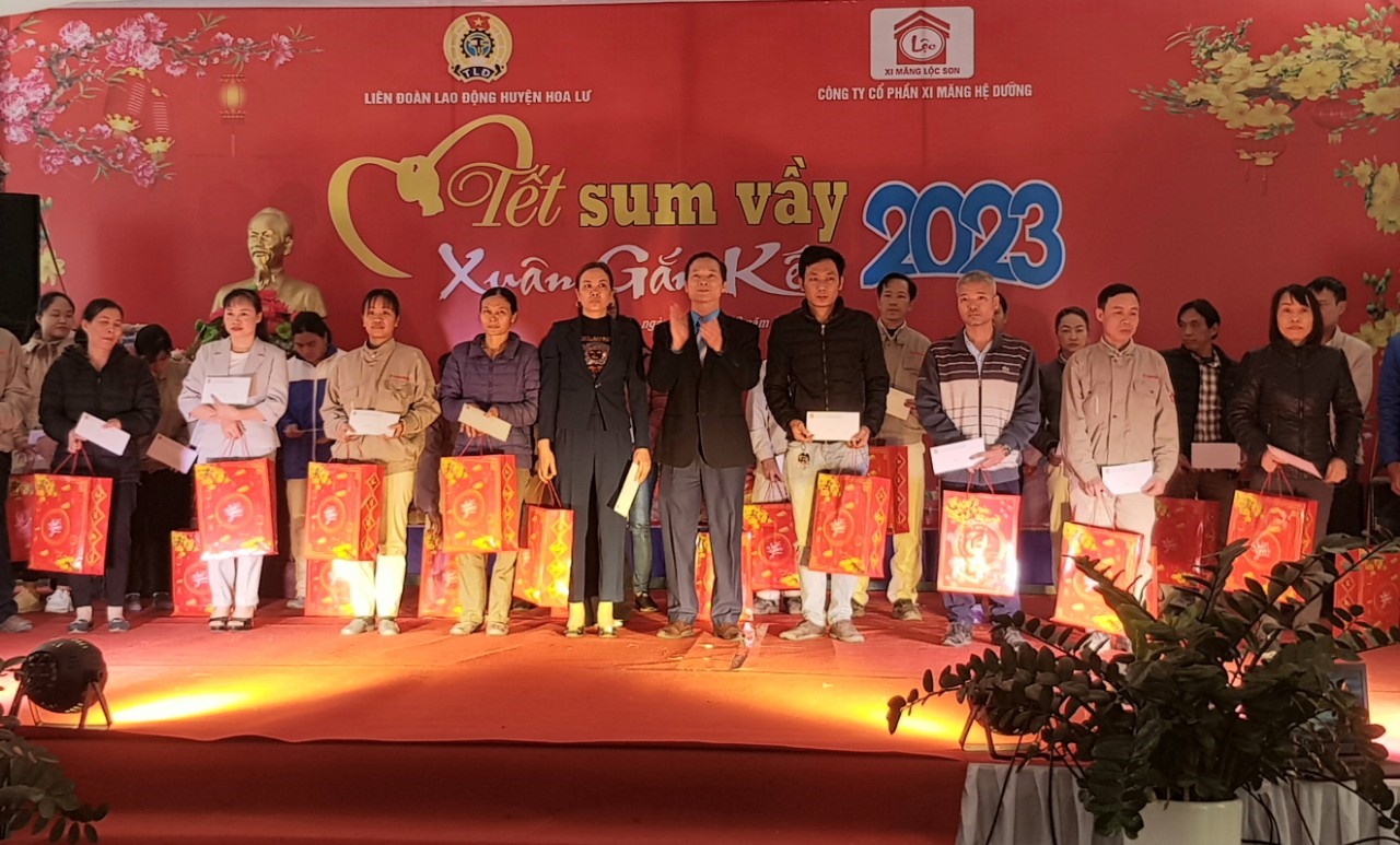Đại diện lãnh đạo LĐLĐ tỉnh Ninh Bình tặng quà cho đoàn viên, người lao động có hoàn cảnh khó khăn tại Chương trình "Tết sum vầy". Ảnh: Diệu Anh