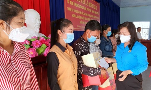 Tổng LĐLĐ Việt Nam tặng quà Tết cho công nhân lao động có hoàn cảnh khó khăn năm 2022. Ảnh: Nhật Hồ