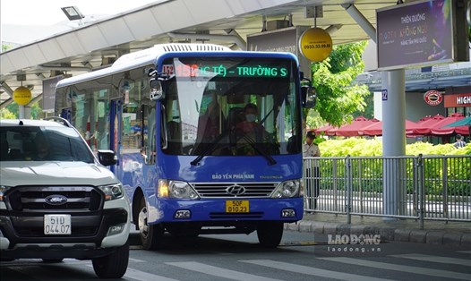 Sân bay Tân Sơn Nhất hiện có 3 tuyến xe buýt hoạt động.  Ảnh: Thanh Chân