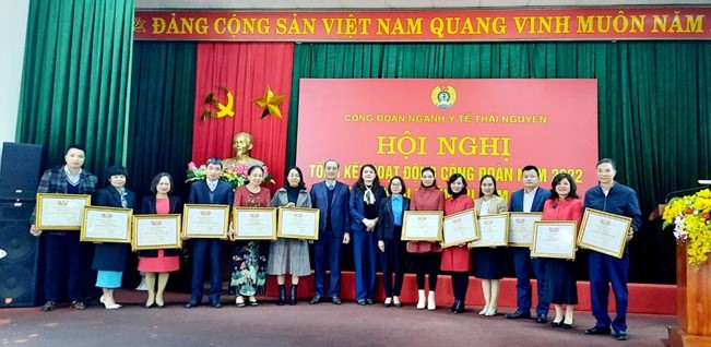 Các tập thể, cá nhân thuộc Công đoàn ngành Y tế Thái Nguyên được nhận bằng khen của LĐLĐ tỉnh. Ảnh: Công đoàn Thái Nguyên