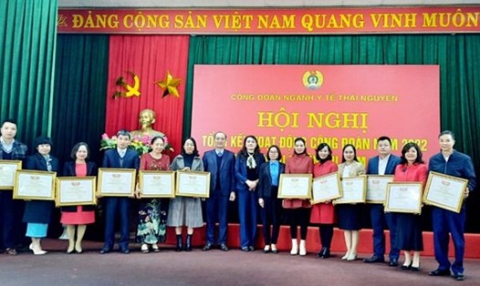 Các tập thể, cá nhân thuộc Công đoàn ngành Y tế Thái Nguyên được nhận bằng khen của LĐLĐ tỉnh. Ảnh: Công đoàn Thái Nguyên