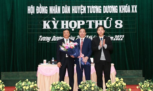 Lãnh đạo huyện Tương Dương tặng hoa chúc mừng ông Đinh Hồng Vinh vừa được bầu làm Chủ tịch UBND huyện. Ảnh: Đình Tuân