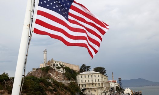Một lá cờ Mỹ trên đảo Alcatraz, San Francisco, California. Ảnh: AFP