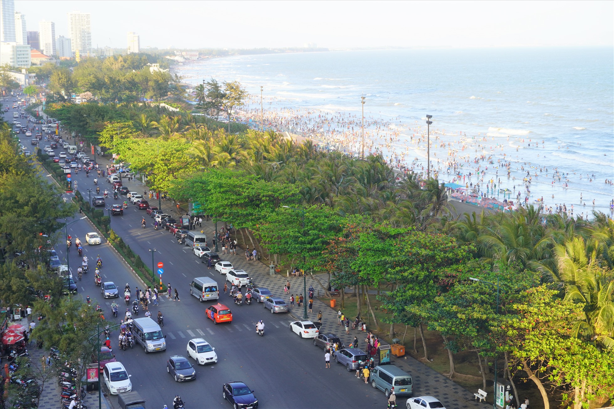 Đông đảo du khách chọn Vũng Tàu làm điểm đến trong những kỳ nghỉ lễ. Ảnh: Thành An