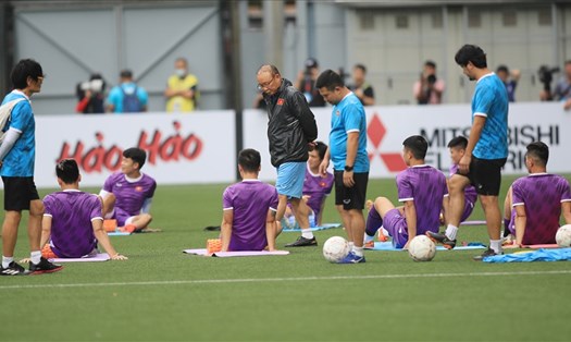 Huấn luyện viên Park Hang-seo kiểm tra mặt sân và giày của các cầu thủ trong buổi tập đầu tiên tại Singapore. Ảnh: Xuân Trang