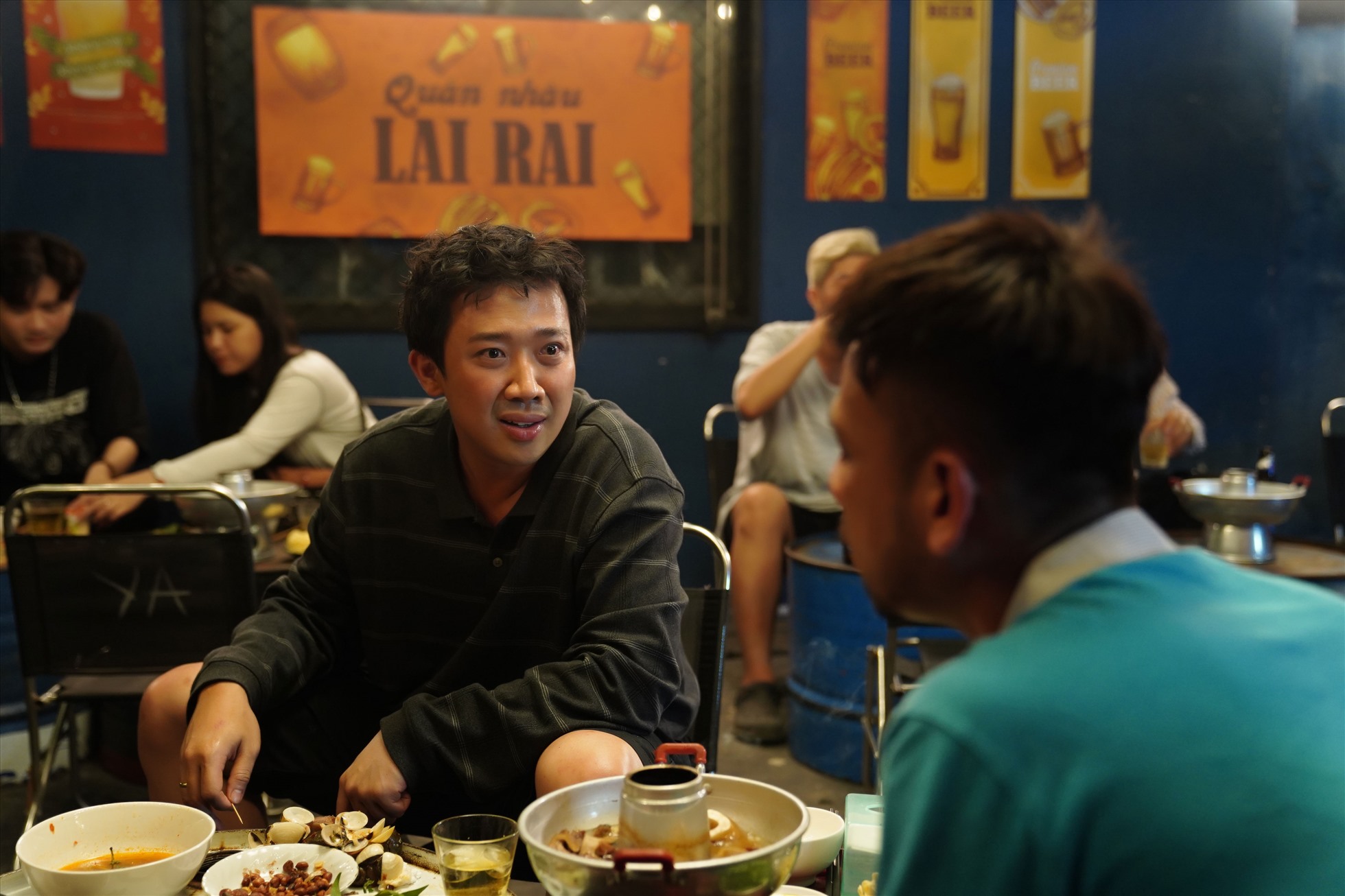 Trấn Thành hóa người nghiện rượu bia trong phim "Nhà bà Nữ". Ảnh: Đoàn phim.