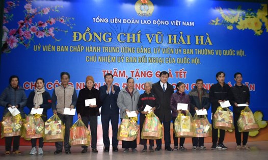 Các đồng chí lãnh đạo Trung ương, tỉnh Nam Định trao quà Tết cho hộ nghèo, gia đình chính sách. Ảnh: Trung Du