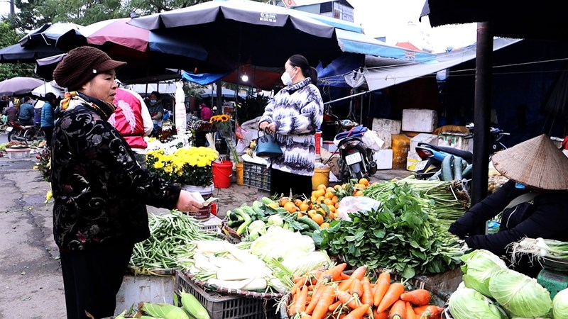 Giá rau xanh hạ nhiệt, người dân bớt gánh nặng chi tiêu trước Tết