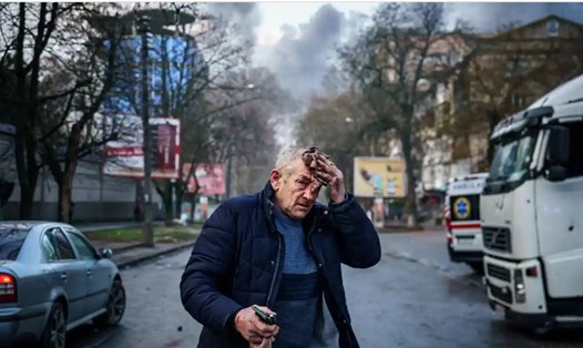 Một cư dân ở Kherson, Ukraina ngày 24.12. Ảnh: AFP