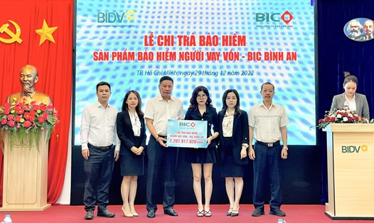 Tổng Giám đốc BIC Trần Hoài An trao tiền bảo hiểm cho gia đình khách hàng. Nguồn: BIC