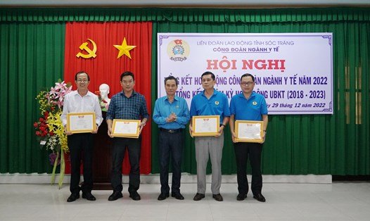 Phó Chủ tịch LĐLĐ tỉnh Sóc Trăng Nguyễn Văn Thanh khen thưởng các tập thể, cá nhân đạt thành tích. Ảnh: Anh Khoa