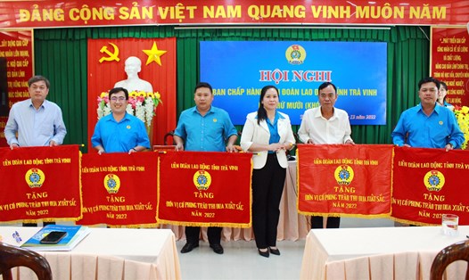 Chủ tịch LĐLĐ tỉnh Trà Vinh Thạch Thị Thu Hà trao Cờ thi đua cho 5 tập thể có thành tích xuất sắc trong phong trào thi đua lao động giỏi và xây dựng tổ chức Công đoàn năm 2022. Ảnh: Trí Dũng