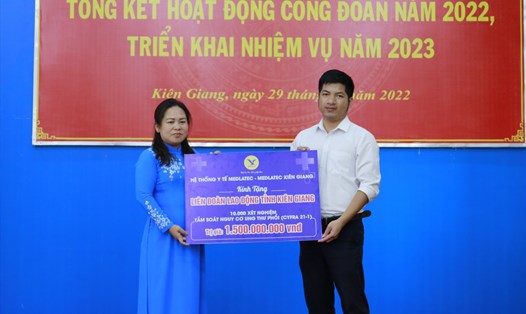 Bà Trương Thanh Thúy - Chủ tịch LĐLĐ tỉnh Kiên Giang tiếp nhận bảng tượng trưng hỗ trợ xét nghiệm tầm soát ung thư phổi cho đoàn viên, CNLĐ trong tỉnh. Ảnh: Nguyên Anh
