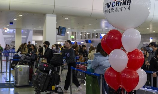 Hành khách chờ làm thủ tục cho chuyến bay thẳng đầu tiên giữa Thượng Hải (Trung Quốc) và Athens (Hy Lạp) tại sân bay quốc tế Athens, ngày 22.12.2022. Ảnh: Tân Hoa Xã