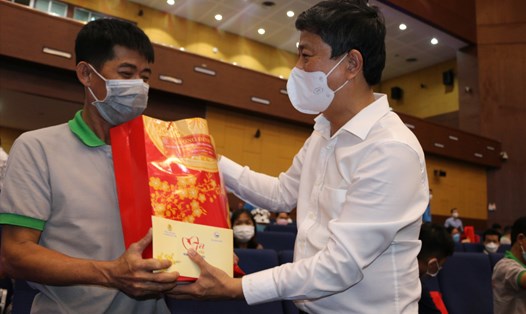 Ông Võ Văn Minh - Chủ tịch UBND tỉnh Bình Dương - trao quà tết cho công nhân lao động khó khăn. Ảnh: Đình Trọng