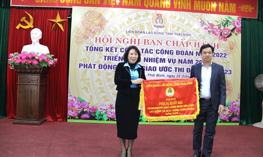 Chủ tịch LĐLĐ tỉnh Thái Bình Bùi Xuân Vinh tặng cờ thi đua dẫn đầu của LĐLĐ tỉnh cho đơn vị tại hội nghị. Ảnh: Bá Mạnh