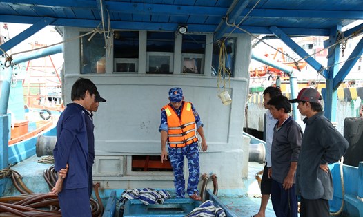 Lực lượng chức năng Vùng Cảnh sát biển 4 kiểm tra hàng hóa tàu vi phạm. Ảnh: CSB4 cung cấp