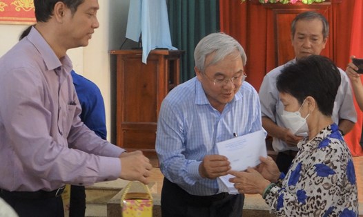 Ông Cao Văn Quang - Chủ tịch Uỷ ban MTTQVN tỉnh Đồng Nai tặng quà cho các hộ khó khăn tại xã Vĩnh Thanh, huyện Nhơn Trạch. Ảnh: Xuân Mai