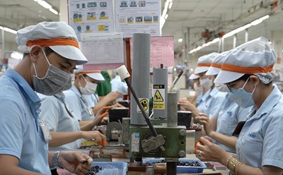 Nhiều địa phương công bố mức thưởng Tết cho người lao động. Ảnh: Nam Dương.